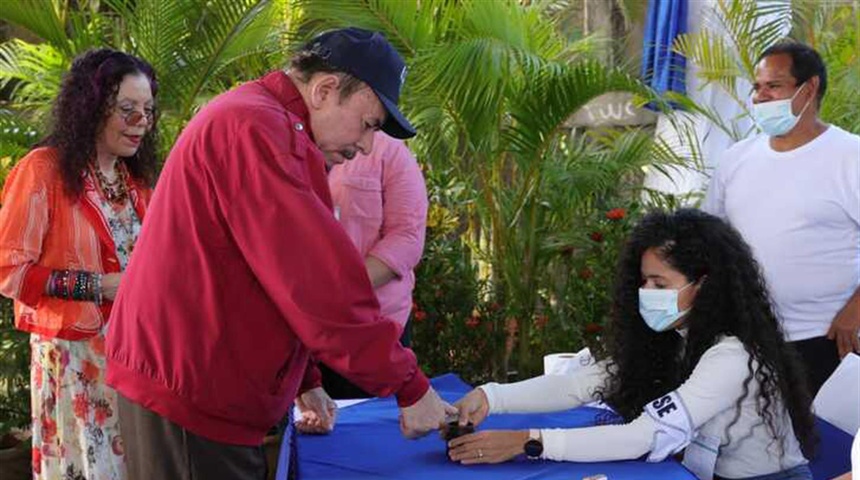 daniel ortega votando en elecciones municipales