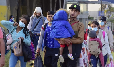 migrantes caminan en una caravana rumbo a EEUU