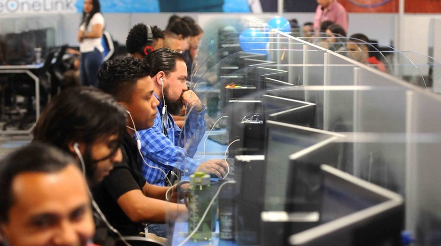 jovenes trabajan call center