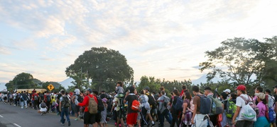 migrantes caminan caravana mexico