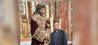 monsenor alvarez visita basilica hermandad de la macarena en sevilla, españa,