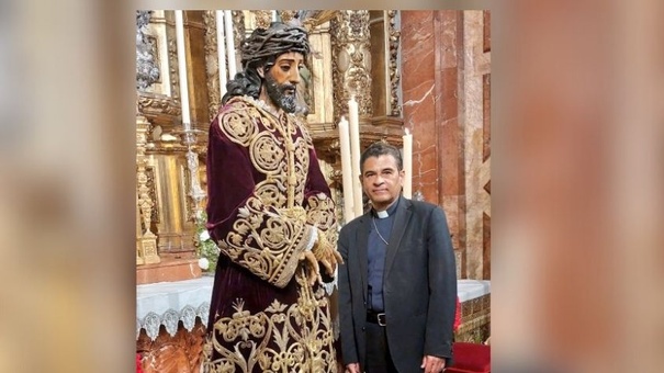 monsenor alvarez visita basilica hermandad de la macarena en sevilla, españa,