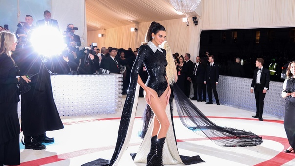 modelo kendall jenner alfombra roja gala met