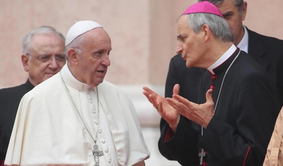 papa francisco junto cardenal zuppi