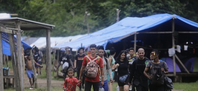 familia migrantes atraviesan campamento selva darien