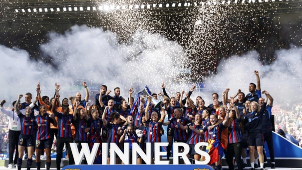 jugadores barcelona celebran liga de campeones