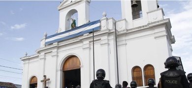 policias antimotines tienen cercada una iglesia en masaya