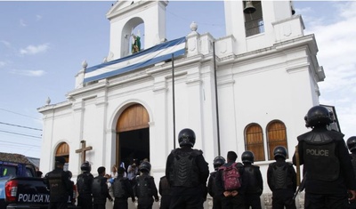 policias antimotines tienen cercada una iglesia en masaya