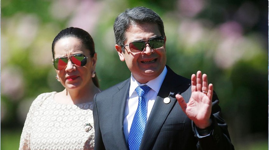 El expresidente de Honduras, Juan Orlando Hernández (d), y su esposa Ana García (i), en una fotografía de archivo.