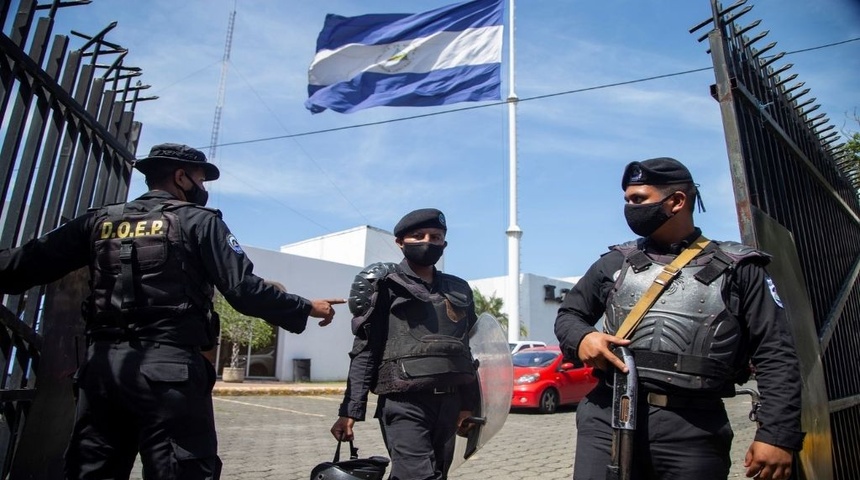 policias allanando diario la prensa porton