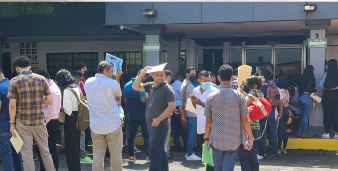 poblacion de nicaragua hace fila para empleo