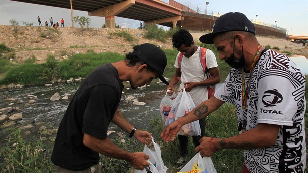 migrantes venezolanos cruzan rio bravo