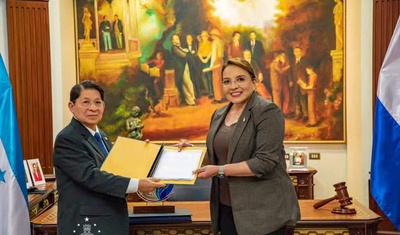 presidente honduras junto denis moncada