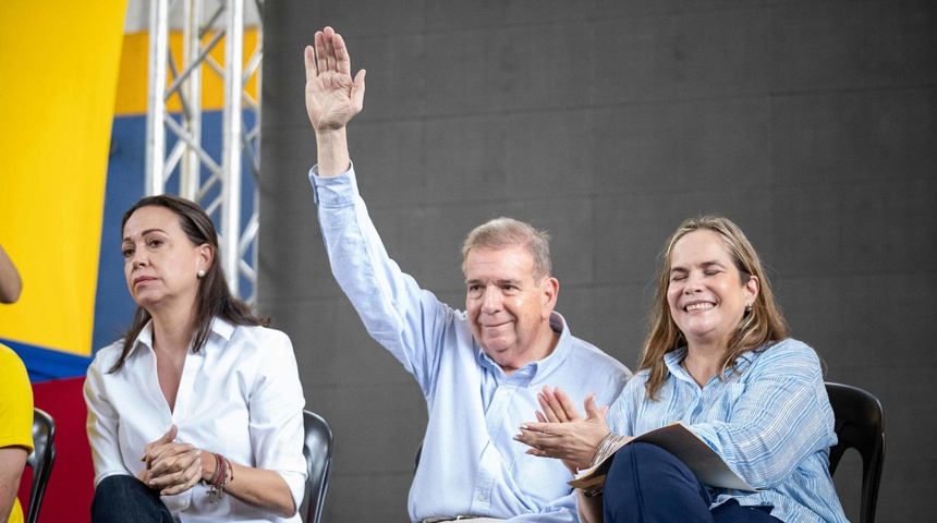 edmundo gonzalez sentado junto a corina machado