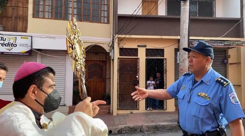 monsenor rolando alvarez ora ante policia