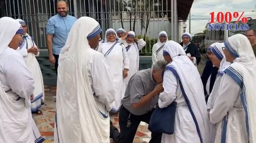 obispo salazar mora besa manos misioneras caridad