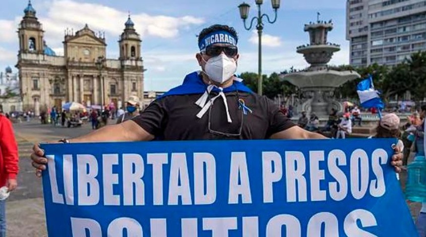 hombre pide libertad de presos políticos