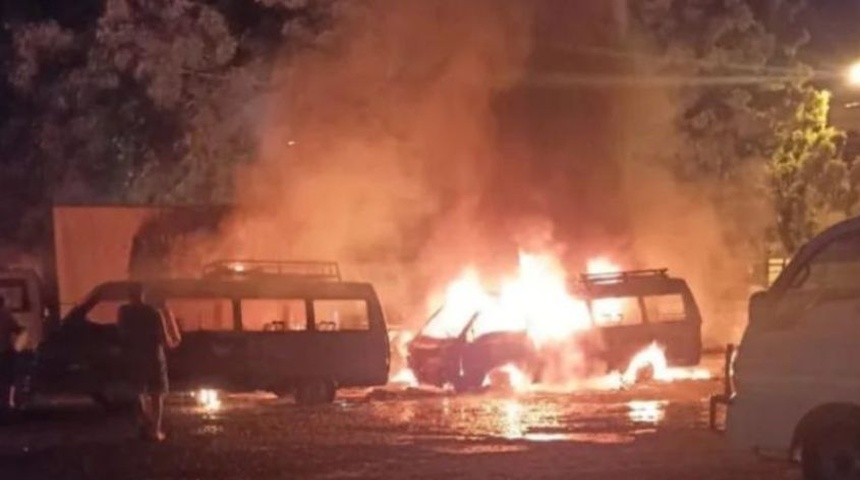 nueve vehiculos quemados en parqueo publico