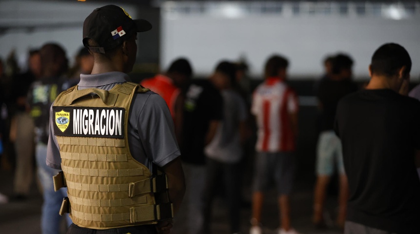 agente migracion panama deporta colombianos