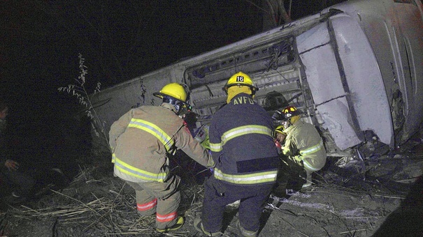 rescate accidente autobus cae barranco mexico