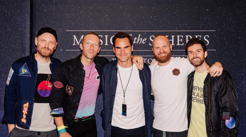 extenista federer junto grupo coldplay