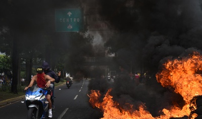 protestas guatemala manifestantes queman llantas