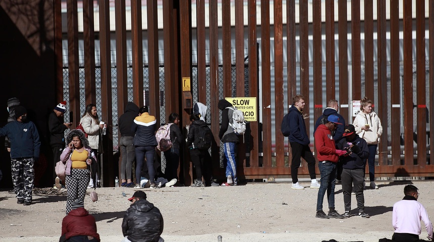 migrantes en muro fronterizo ciudad juarez