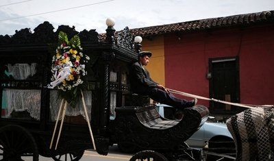 carruaje funebre en ciudad colonial granada