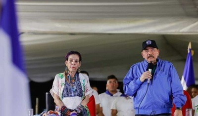 daniel ortega con chaqueta color azul