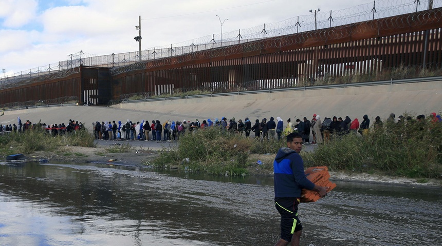 migrantes cruzan rio bravo