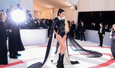 modelo kendall jenner alfombra roja gala met