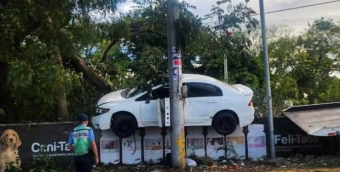 vehiculo sobre muro perimetral managua