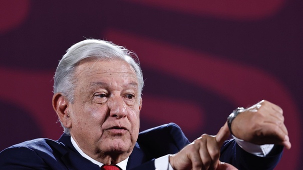 lopez obrador muestra reloj discurso