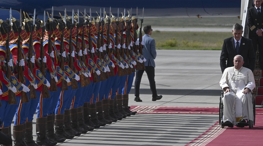 papa francisco aterriza aeropuerto mongolia