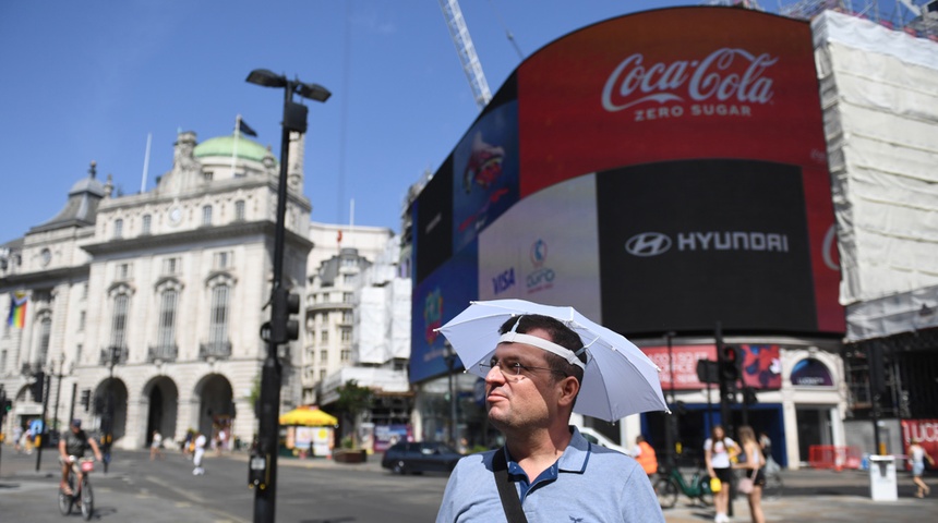 Un hombre se cubre con sombrilla en Londres, Reino Unido.