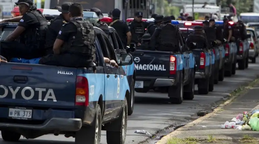 policías en las calles de Managua