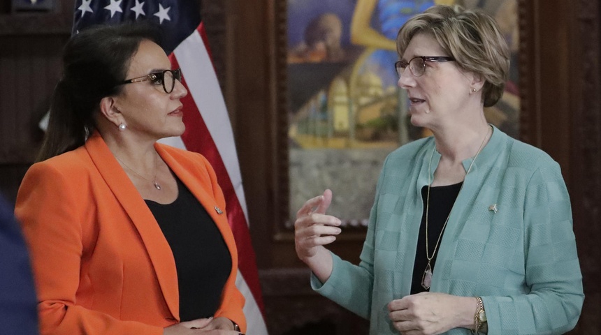 presidenta honduras junto embajador de eeuu lara dogu