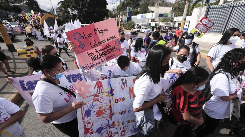 mujeres marchan contra feminicidios honduras