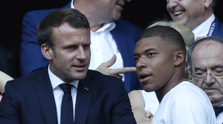 delantero kylian mbappe junto macron