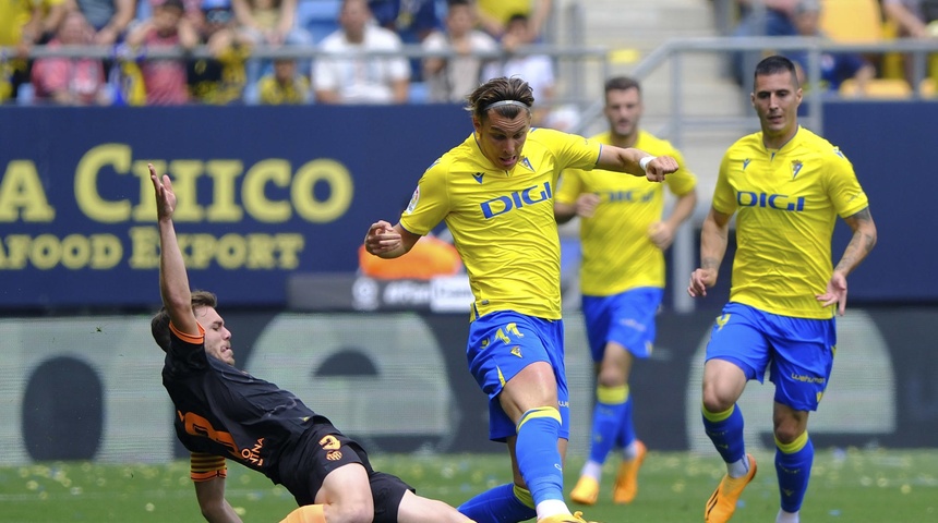 cadiz fc triunfa ante valencia