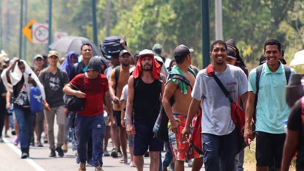 migrantes reciben dolares departe mexico