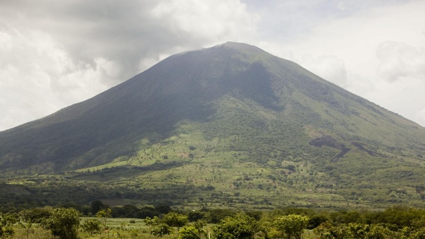 el salvador volcan expulsion gases cenizas