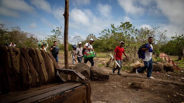 Migrantes cruzan todos los días por senderos clandestinos