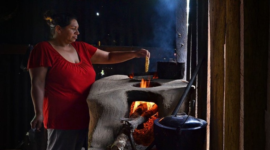 campesina nicaragua hace tortillas