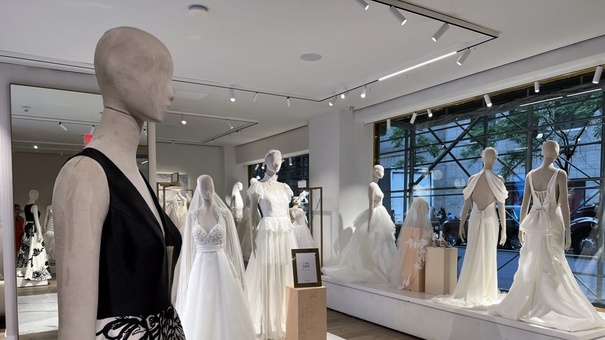 Modelos de vestidos de novia expuestos, en una tienda de la empresa española Pronovias en Nueva York.