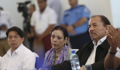 ARCHIVO - En esta foto de archivo del 16 de mayo de 2018, el presidente de Nicaragua, Daniel Ortega, a la derecha, y la vicepresidenta y primera dama, Rosario Murillo, asisten a la apertura de un diálogo nacional en Managua. El enviado diplomático de