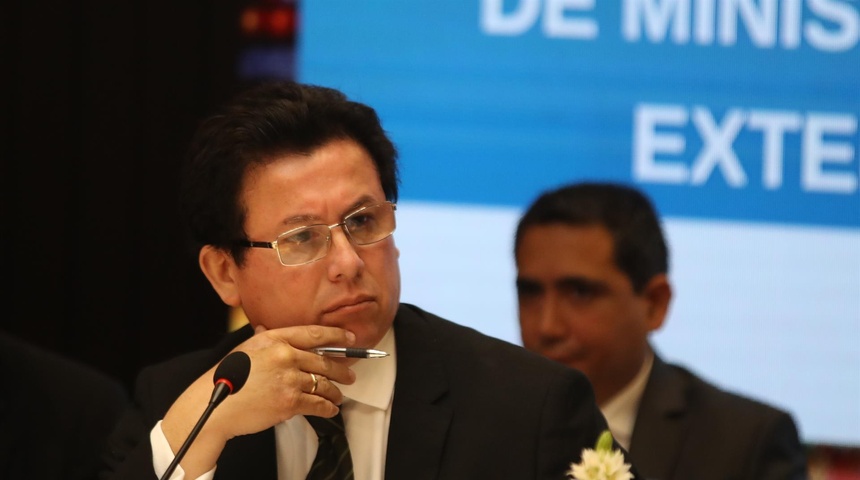 mackay ministro relaciones exteriores peru renuncio