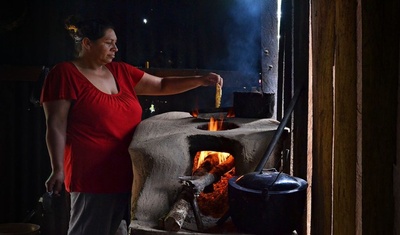 campesina nicaragua hace tortillas