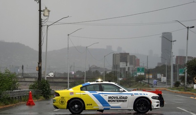 policía evita pasado por descorde rio médico