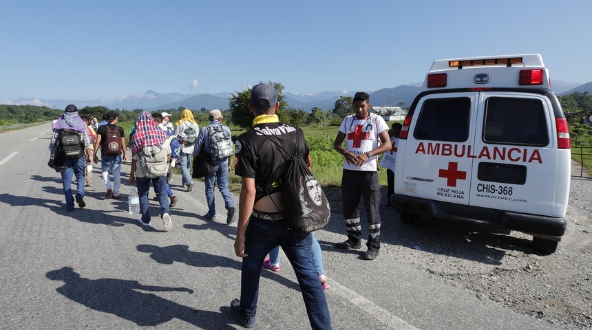 ambulancia auxiliaba migrantes accidentados